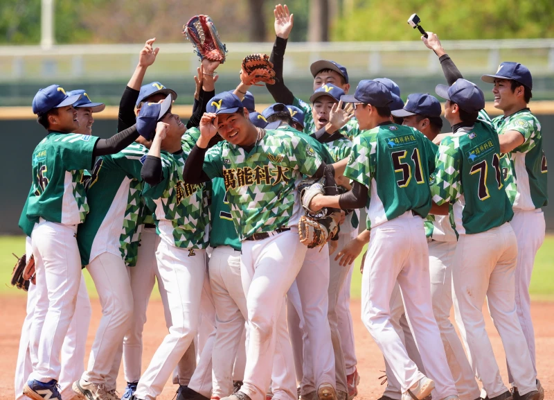 萬能科大提前慶祝晉級公開一級。大專體總提供