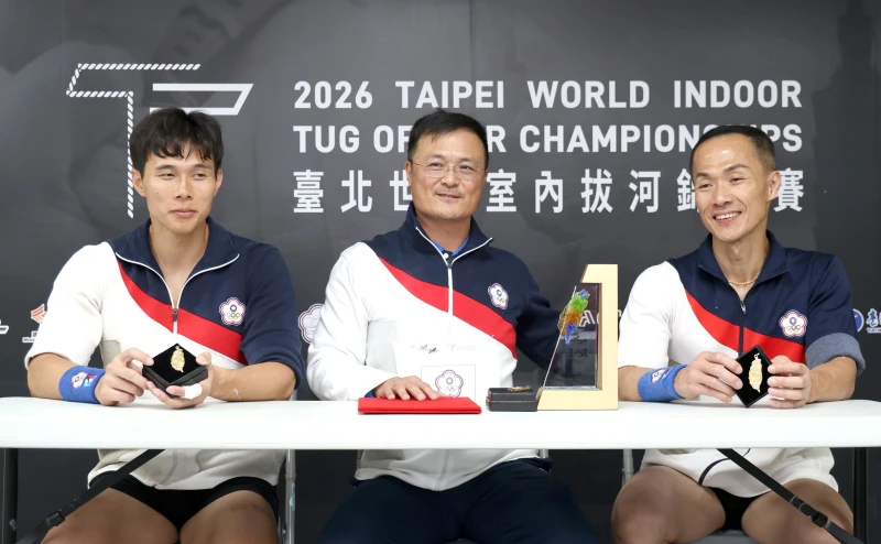 中華男子代表隊總教練陳建文(中)最老選手陳圳龍(右)隊長劉光祐。大會提供