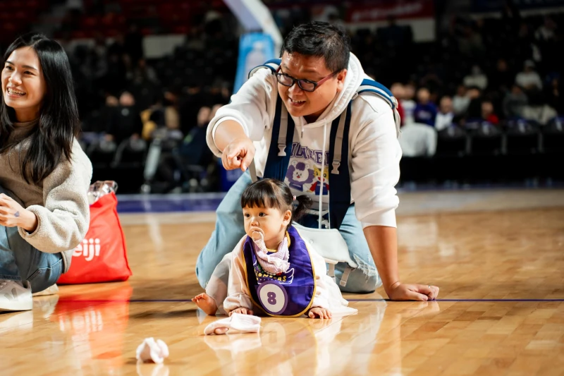 寶寶爬行大賽萌翻全場，瑞迪主題球衣掀熱潮已熱銷超過兩百件。官方提供