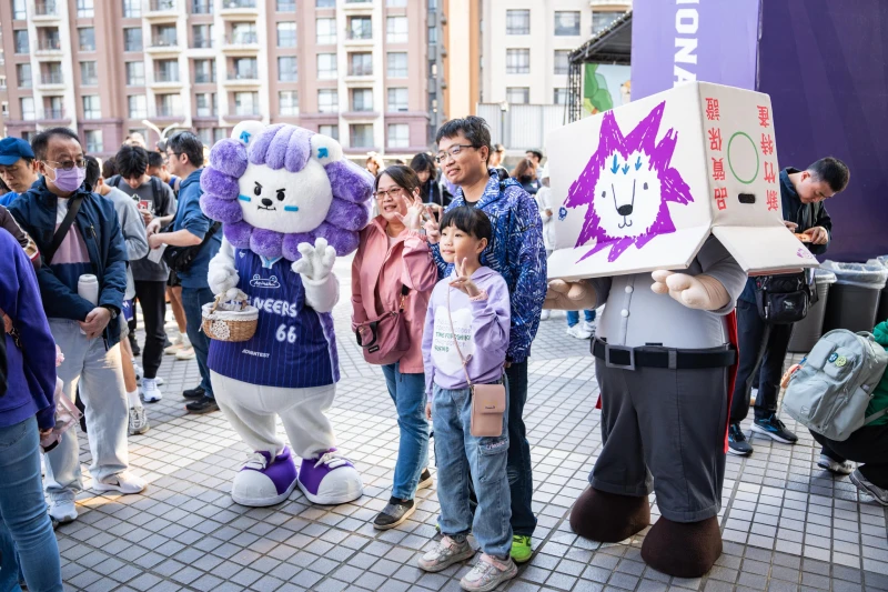 攻城獅吉祥物瑞迪紙箱Uncle於賽前至球迷入口處迎接獅紫軍。官方提供