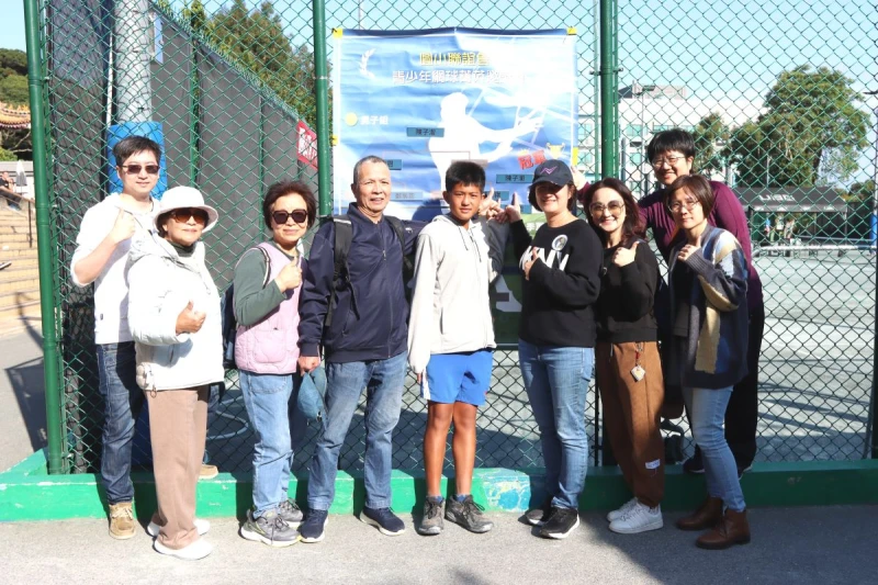 陳子澈的親戚長輩特地前來現場幫他加油打氣。四維體育推廣教育基金會 提供