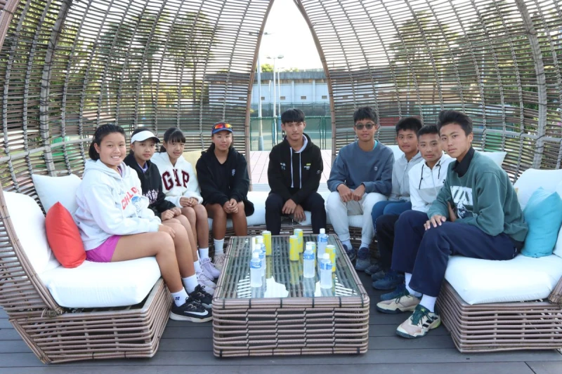 賽後台灣青少年一哥陳冠守(中)和小將們分享經驗。四維體育推廣教育基金會 提供