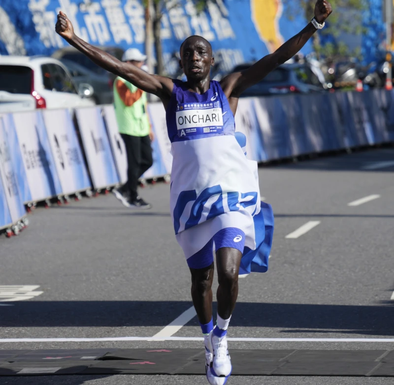肯亞27歲昂查理奪下全馬男子組冠軍。沈明璁攝