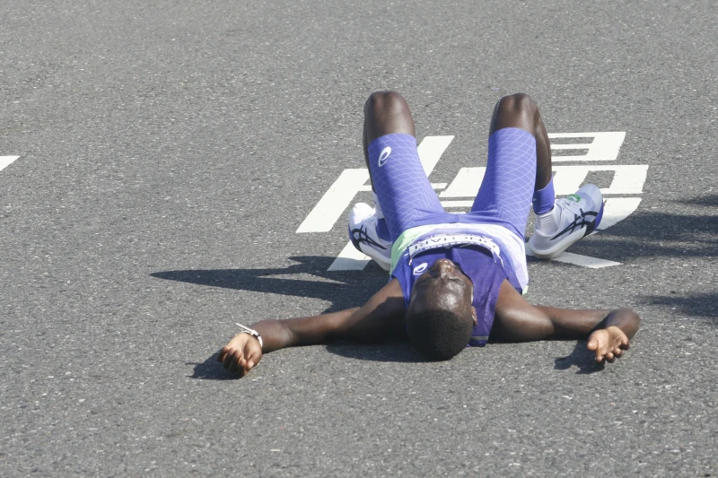 昂查理在衝線後累到直接倒地休息。詹健全攝