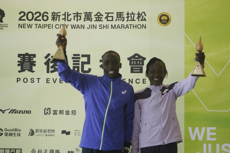 肯亞昂查理（Enock Onchari，左）、切羅蒂奇（Catherine Cherotich力右）包辦男女子冠軍。詹健全攝