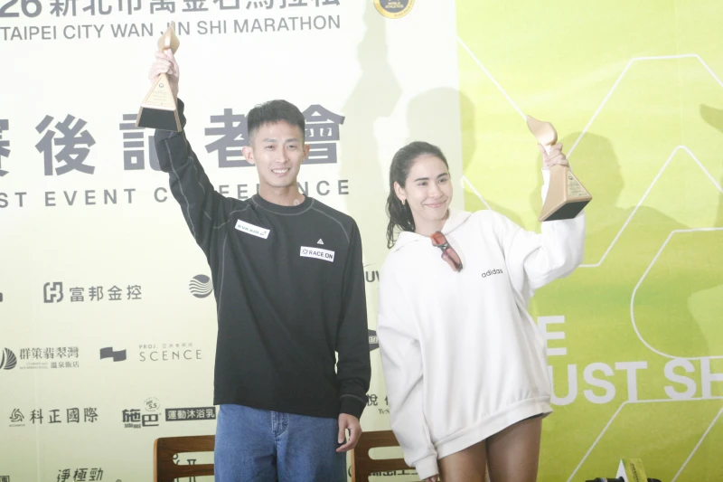 周庭印(左)三連霸、美女跑者雷理莎二度台灣最佳。詹健全攝