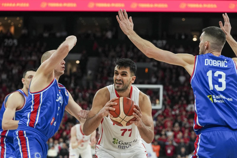 勇士將以10天短約簽下曾效力過火箭及爵士的中鋒尤策文（Omer Yurtseven，中）以補強內線戰力。法新社