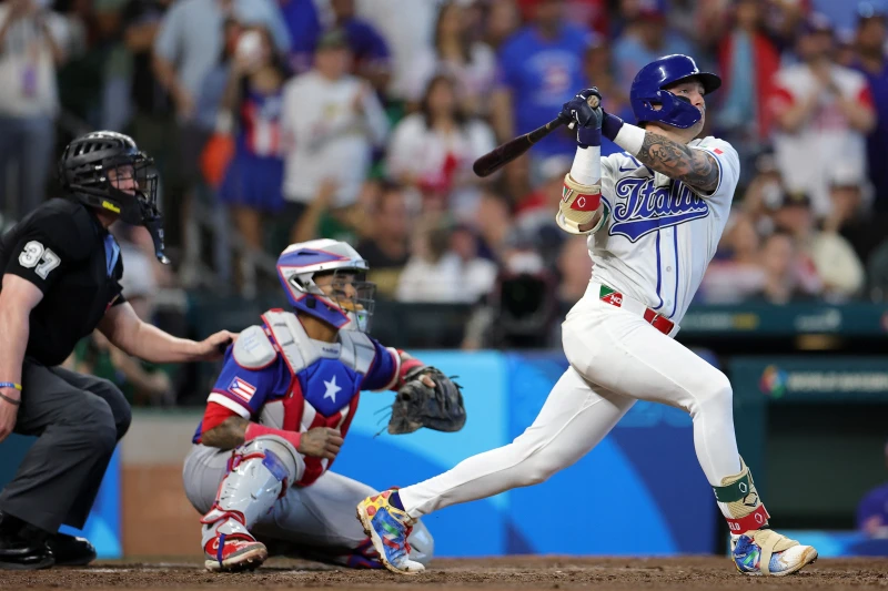 費歇爾 (Andrew Fischer)將球送到右外野全壘打牆，結果可能的滿貫彈卻因球迷伸手觸球，判定為二壘安打。法新社