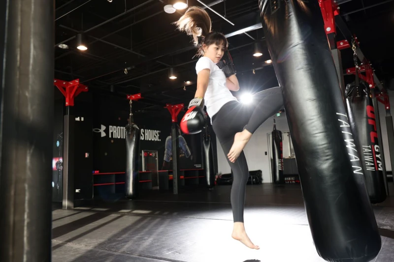 雖非賽期，王靖蓉仍然保持積極訓練。(場地提供：UFC GYM 台中勤美旗艦館) 特約記者 郭運復攝 