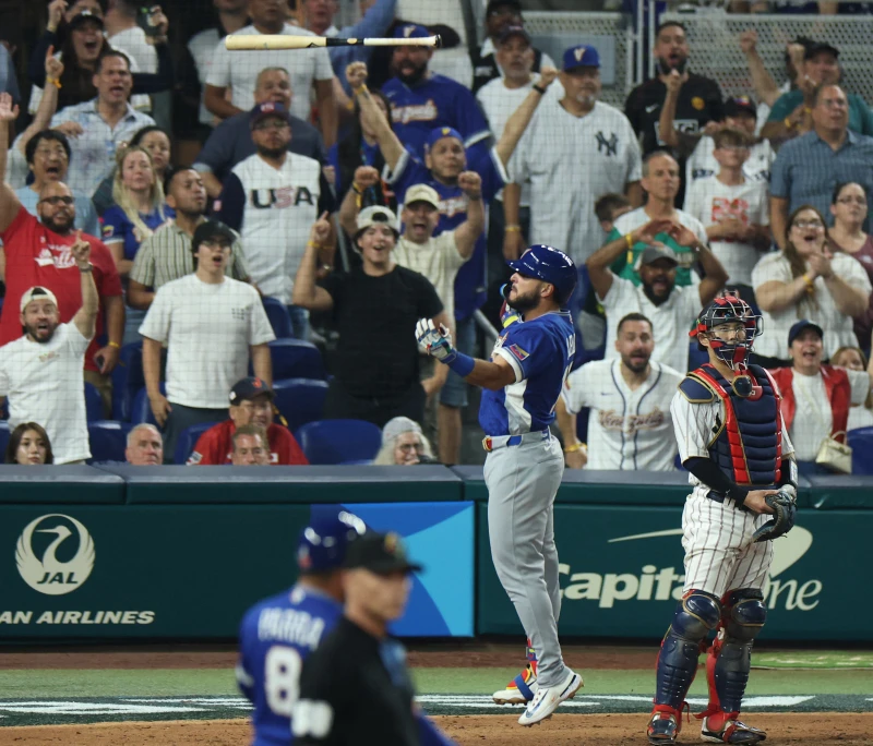 委內瑞拉的阿布瑞尤（Wilyer Abreu）霸氣丟棒。法新社