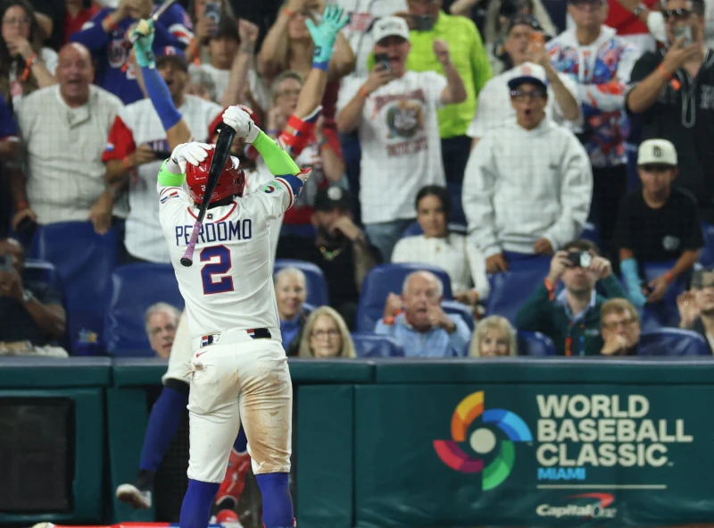 珀多莫（Geraldo Perdomo）在最後一個打席謹慎選球卻遭到三振而驚訝不已。法新社