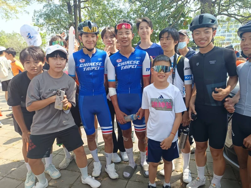 許多在地高雄車迷粉絲來跟洪坤弘和葉玕佑合照。詹健全攝