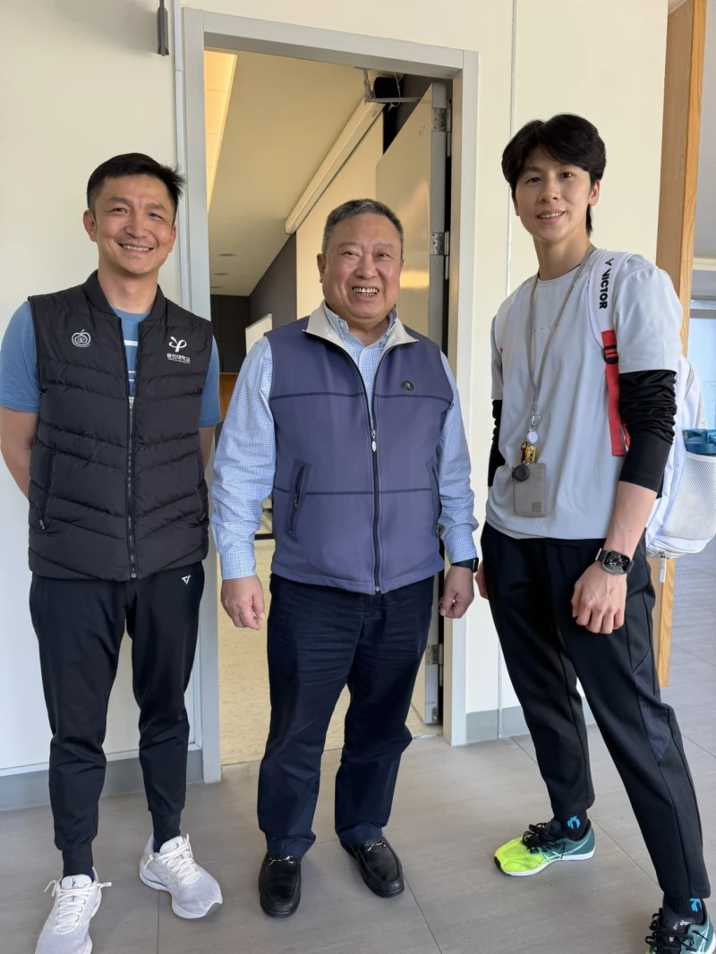 國訓中心林鴻道董事長中與拳擊曾自強教練(左)及拳擊選手林郁婷(右)。國訓中心提供