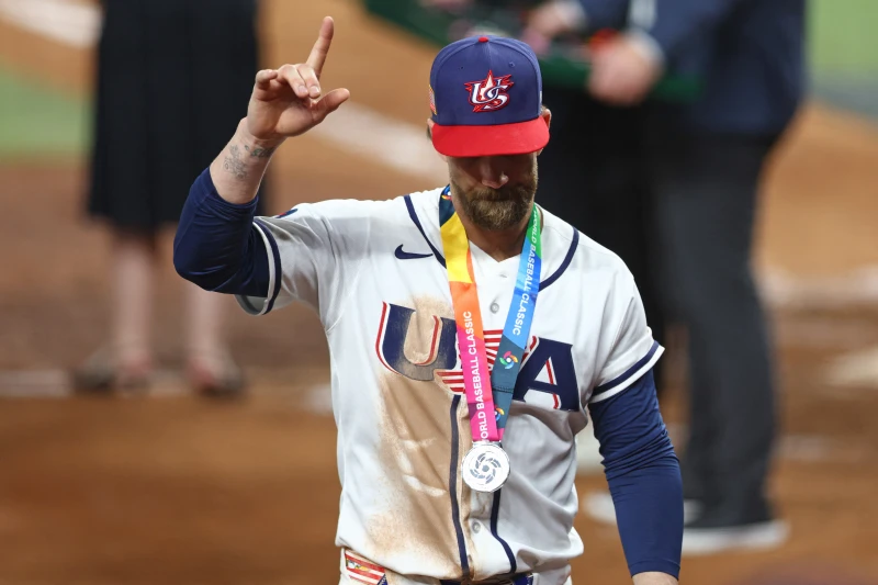 美國在8局下半擊出追平兩分砲的哈波（Bryce Harper）向委內瑞拉致上敬意。法新社