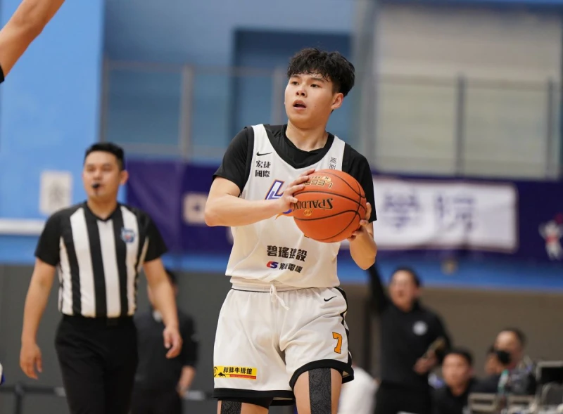 黎明學院謝侄豈投中3記外線共拿下21分並傳出7次助攻。大專體總提供