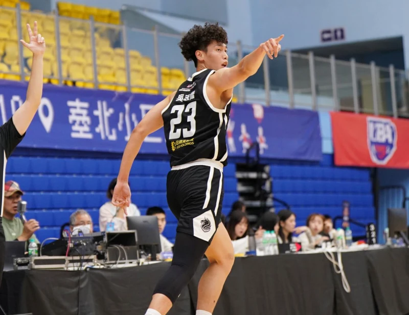 政治大學吳志鍇命中4記外線拿下20分7籃板。大專體總提供