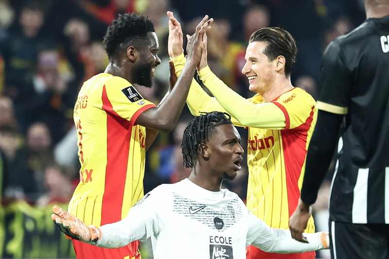 朗斯前鋒愛德華（Odsonne Edouard，左）梅開二度。法新社