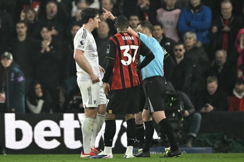 隊長馬奎爾（Harry Maguire）在比賽尾聲領到紅牌被罰下場。法新社