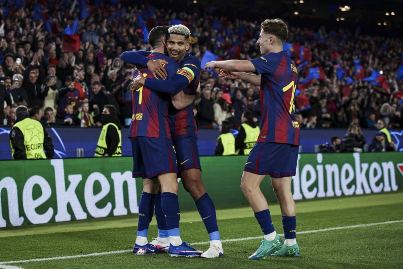 憑藉中後衛阿勞霍(Ronald Araujo,中)在上半場的頭槌破門致勝。法新社