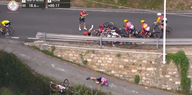 車手摔飛至護欄外畫面令人驚訝。摘自推特