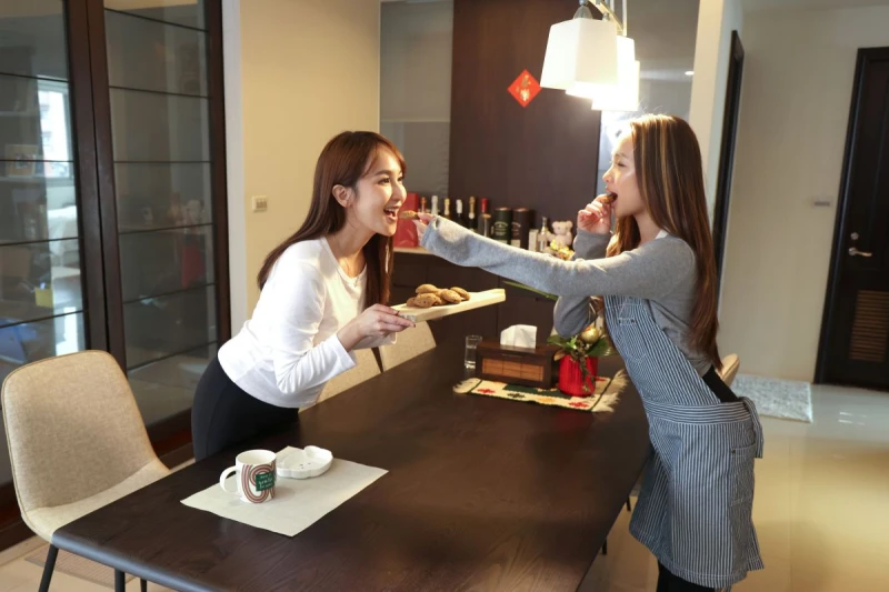 布布分享親製的餅乾給媽媽。特約記者 郭運復攝