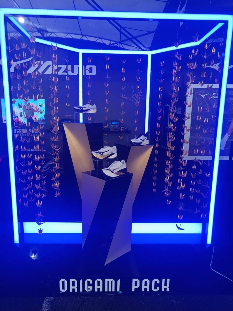 萬金石馬拉松現場展示「HYPERWARP PURE」最新的外型ORIGAMI PACH。詹健全攝