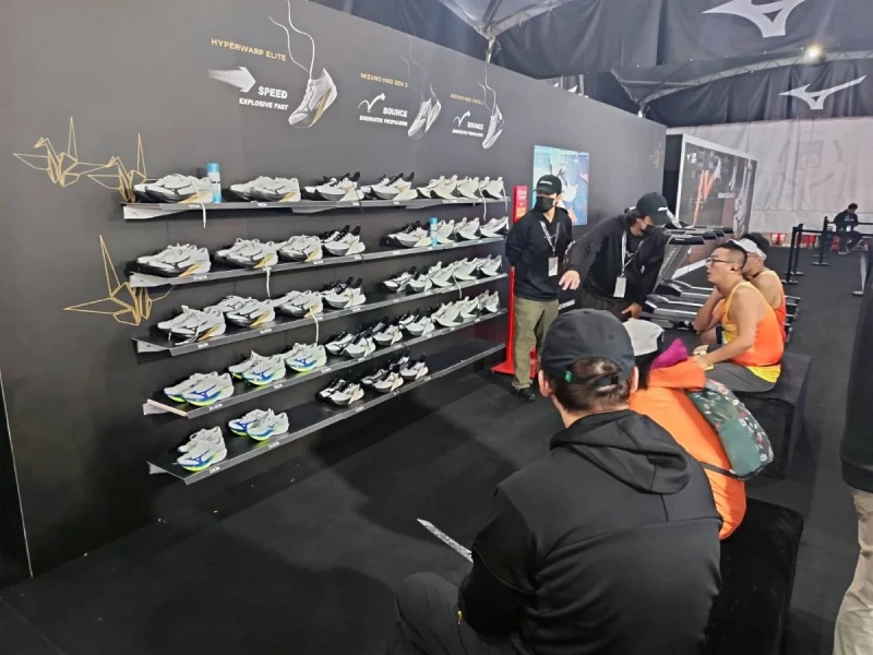 萬金石馬現場試穿的跑者相當踴躍。詹健全攝