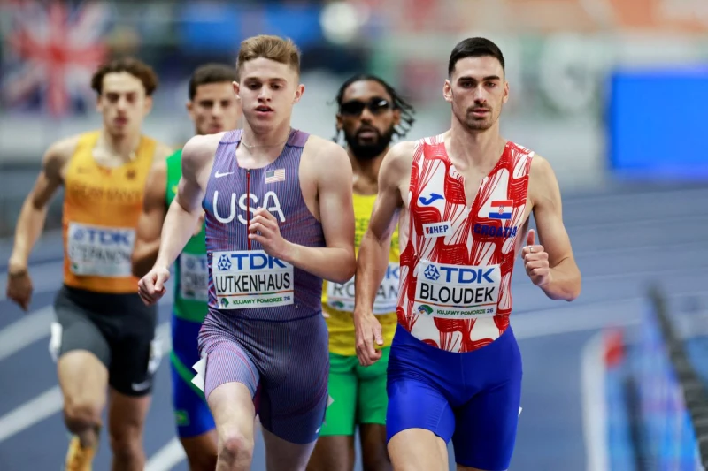 美國17歲青少年田徑好手盧特肯豪斯（Cooper Lutkenhaus，左）創紀錄摘下800金牌。法新社