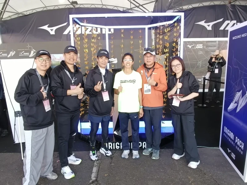朱盈穎（右3）對路跑的熱愛獲得美津濃團隊的強力應援。摘自朱盈穎IG