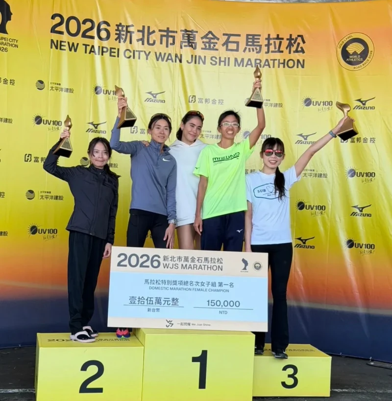 朱盈穎(右2)獲得萬金石全馬女子組國內總排第三。摘自朱盈穎IG