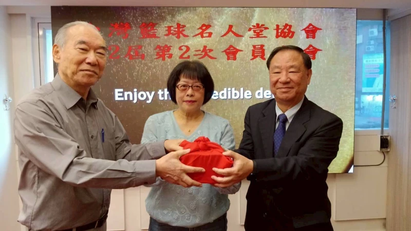 台灣籃球名人堂協會改選由救國團主任葛永光(右)接任理事長。官方提供