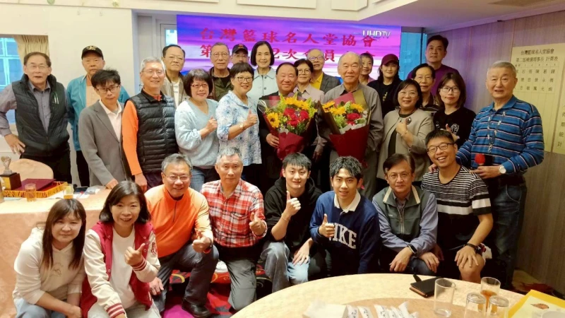 台灣籃球名人堂協會於今日(3月22日)舉行第二屆第二次會員大會大合照。官方提供