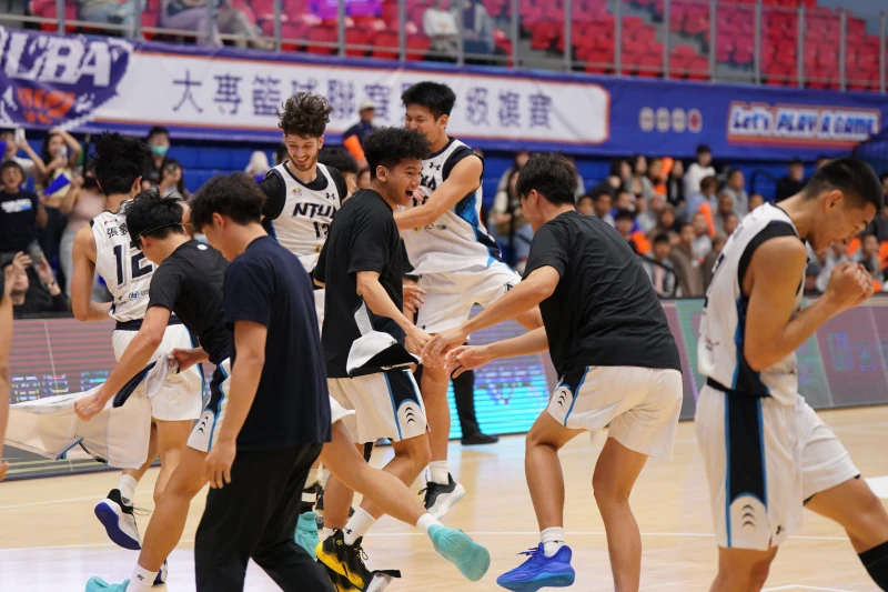 臺灣藝大球員賽後慶祝拿下複賽4連勝。大專體總提供