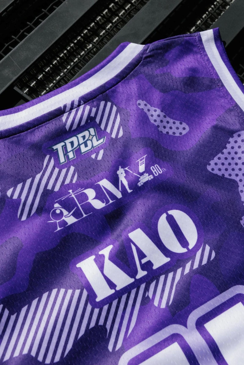 主題日限定迷彩球衣背後特別印有陸軍司令部80週年部慶專屬識別。官方提供