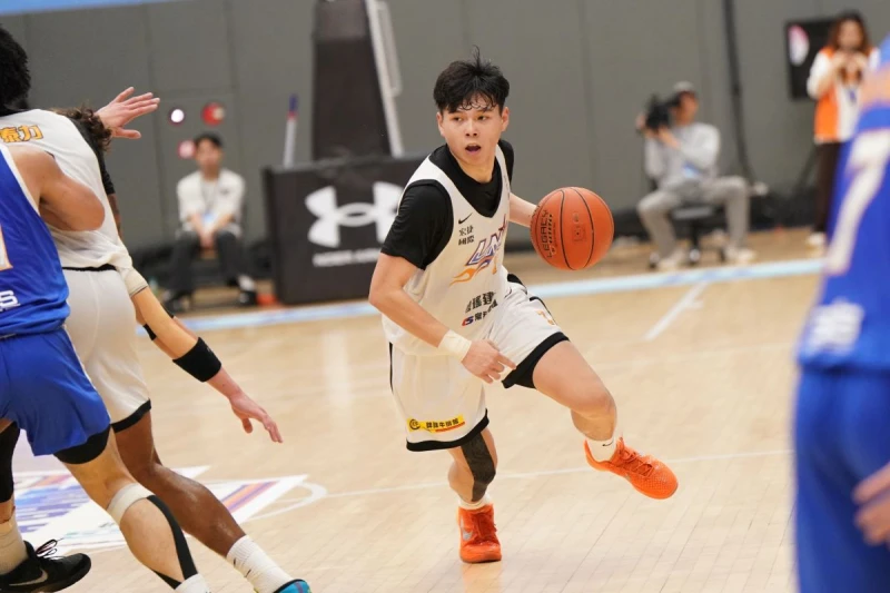 黎明學院謝侄豈17分7籃板。大專體總提供