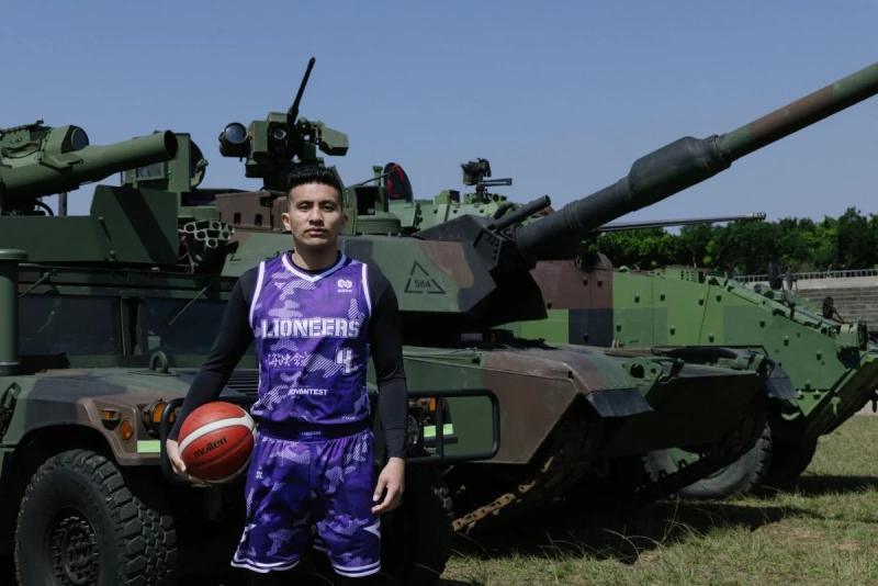 「Yes Sir獅紫軍」主題週的主視覺,特別選定在湖口陸軍聯合兵種584旅取景。官方提供