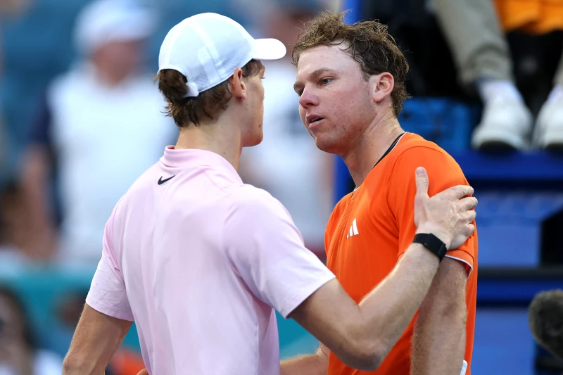 義大利好手辛納（Jannik Sinner，左）直落二擊敗世界第40、美國選手米克爾森（Alex Michelsen）。法新社