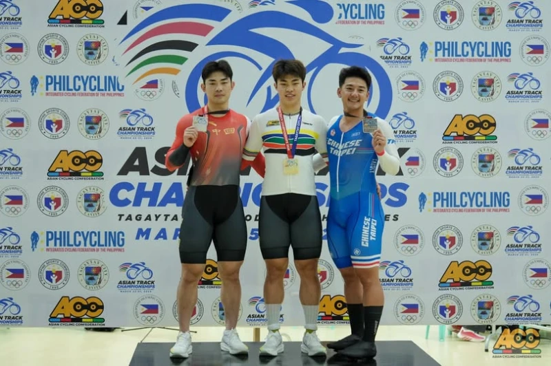 康世峰(右) 開心首度拿至成人組獎牌。摘自ACC臉書