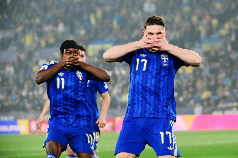 瑞典憑藉當家前鋒約克雷斯(Viktor Gyokeres,右)上演帽子戲法獲勝。法新社