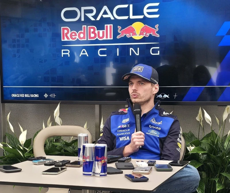 四屆冠軍車手維斯塔潘（Max Verstappen）竟在記者會上驅逐記者。摘自推特