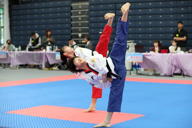 薛玄智/朱儀婷拿下國中男女雙人賽金牌,為龍山國中達成國中男女雙人賽的7連霸。郭運復攝