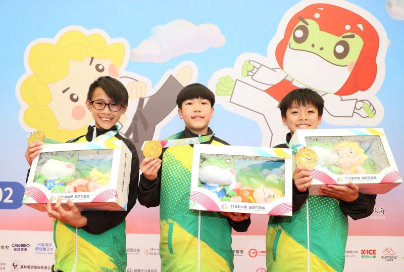 「小巨人」薛玄智(中)拿下兩金。郭運復攝