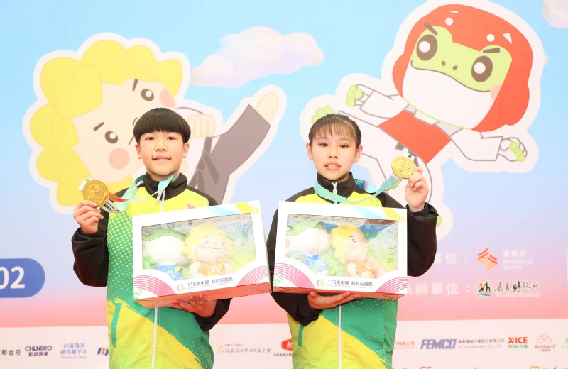 薛玄智/朱儀婷再拿下國中男女雙人賽金牌。郭運復攝