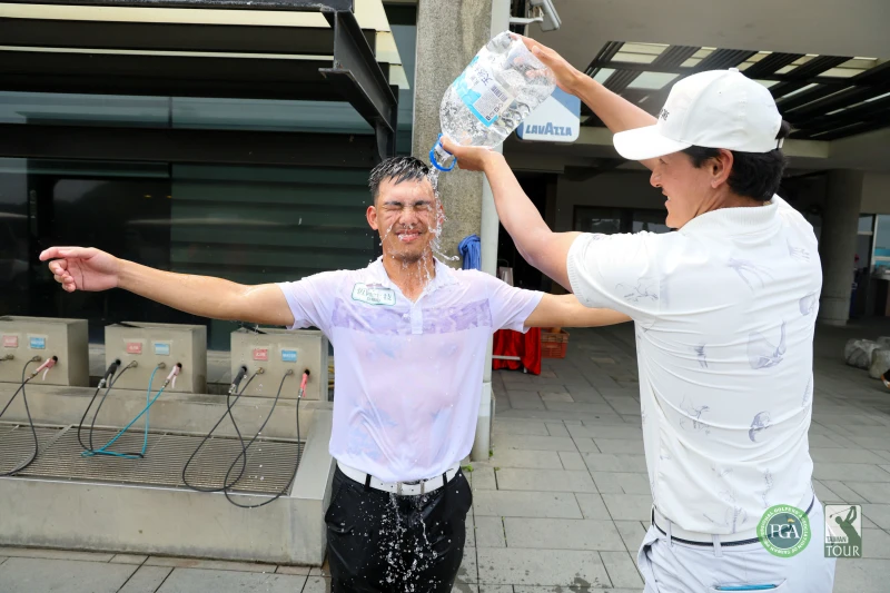 彭雄拿下生涯首冠好友開心潑水慶祝。Tpga/林聖凱攝