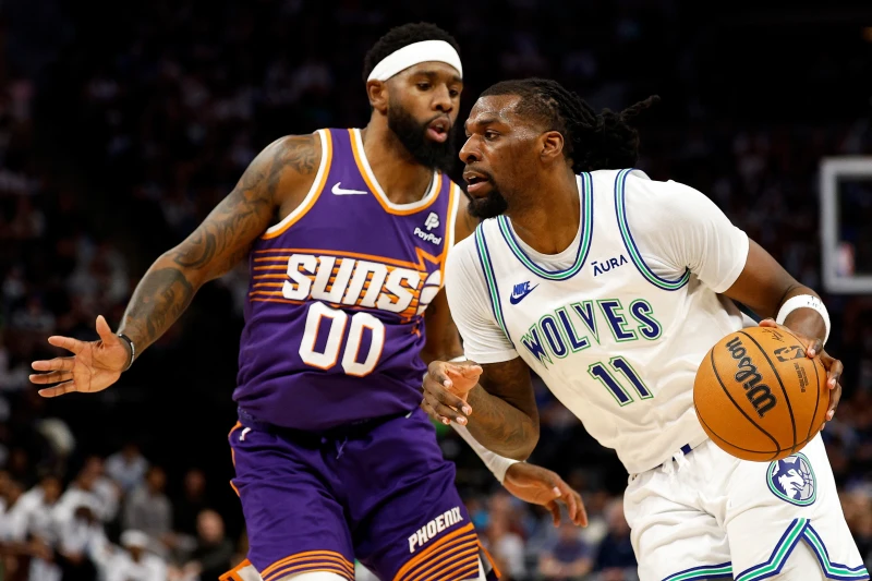 灰狼里德(右)遭NBA重罰160萬。法新社