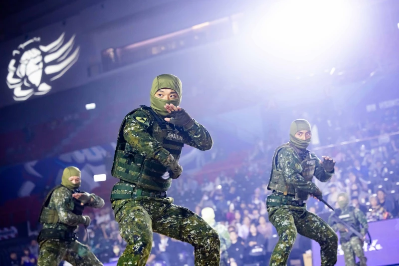 陸軍特種作戰指揮部戰技隊於賽前帶來精彩戰技操演。官方提供