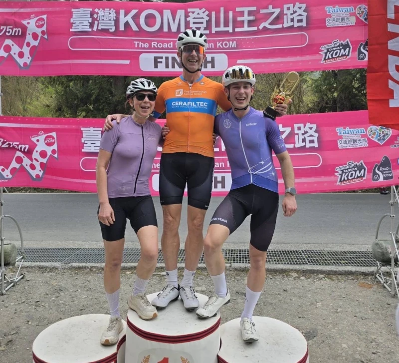 來自德國的55歲組第三名的Frank Starick與太太Yvonne Lenné來台探視就讀陽明交大的兒子Arthur Lenné。中華民國自行車騎士協會提供