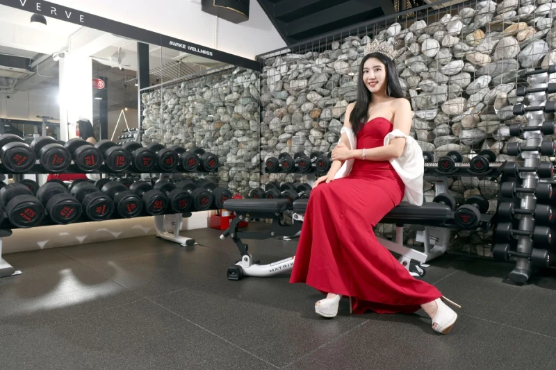 「Miss Taiwan」邱邑函Sharon展現出選美與健美兩種領域共同的美感。(場地提供:喚醒健身)特約記者郭運復攝