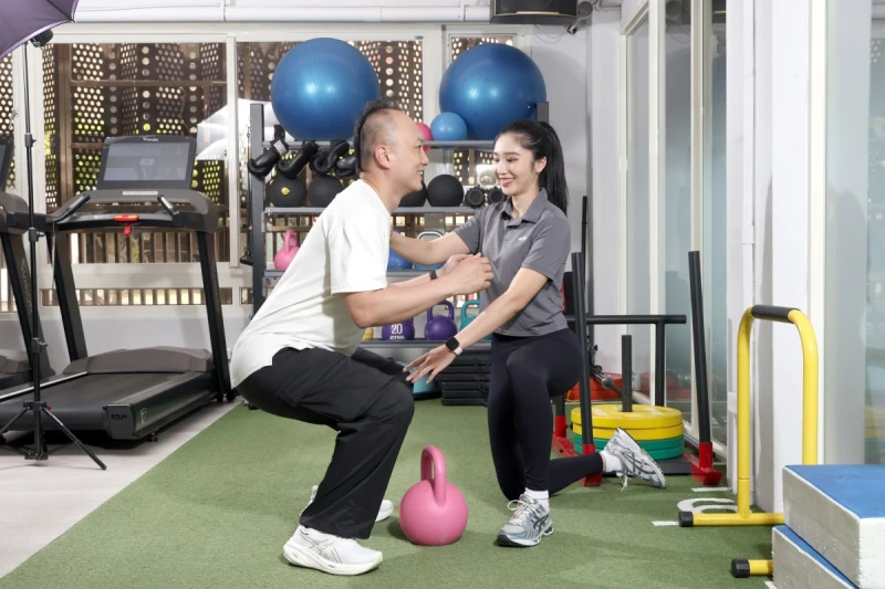 現在是健身教練,幫助學員在忙碌生活與健康體態間找到平衡。(場地提供:喚醒健身)特約記者 郭運復攝