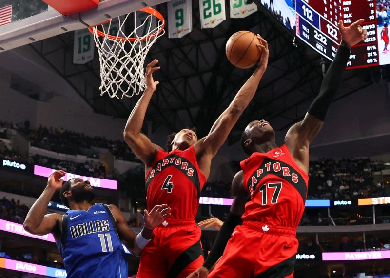 攻下23分的巴恩斯(Scottie Barnes,中)還傳出生涯新高15次助攻。法新社